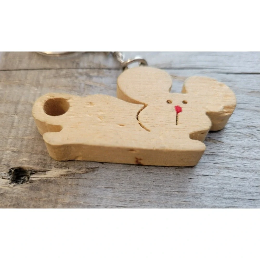 VINTAGE AVON Wooden Mouse Keychain‎ Novelty Animal Keyring Cute Charm
